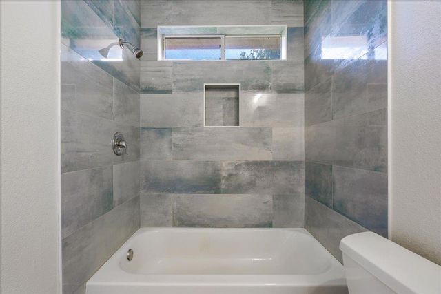 304 Watergate WAY, Hutto, TX 78634