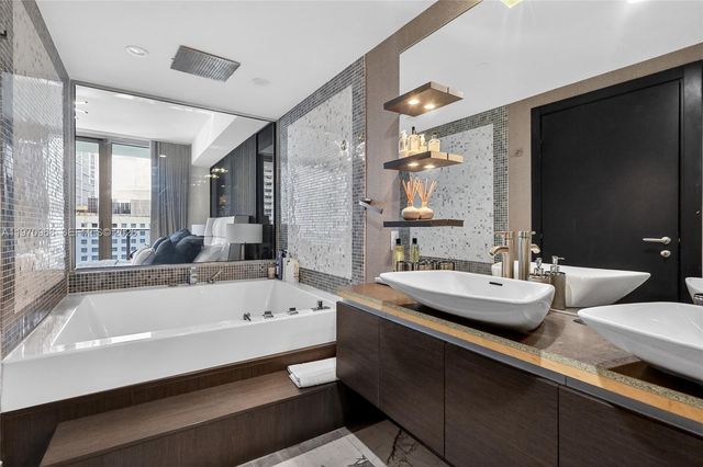 200 Biscayne Boulevard Way 1108, Miami, FL 33131