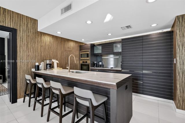 200 Biscayne Boulevard Way 1108, Miami, FL 33131