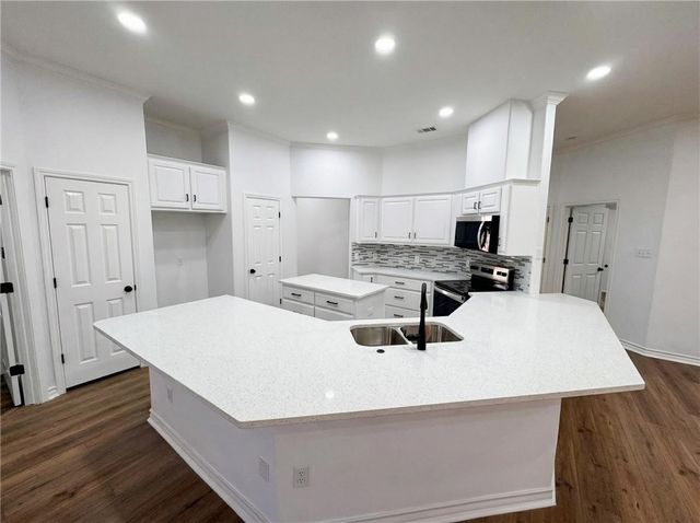 1211 Meadowbrook Dr, Portland, TX 78374