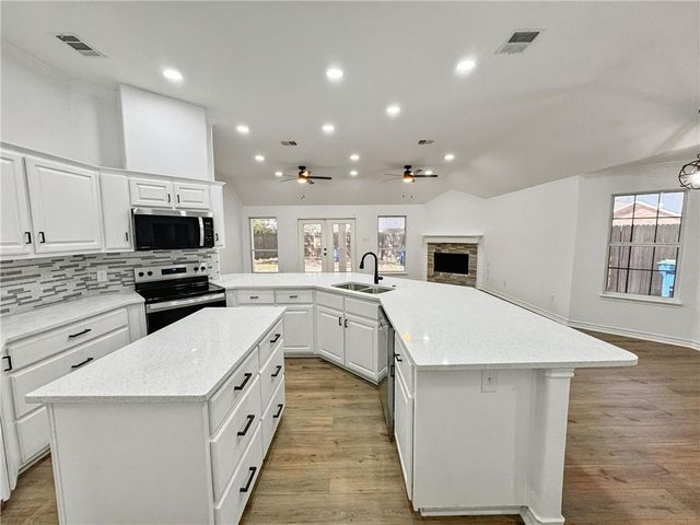 1211 Meadowbrook Dr, Portland, TX 78374