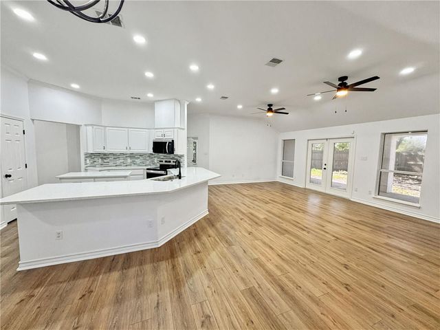 1211 Meadowbrook Dr, Portland, TX 78374