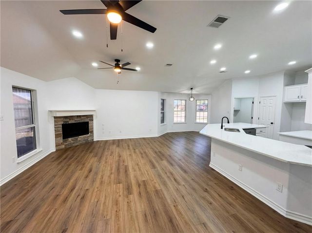 1211 Meadowbrook Dr, Portland, TX 78374