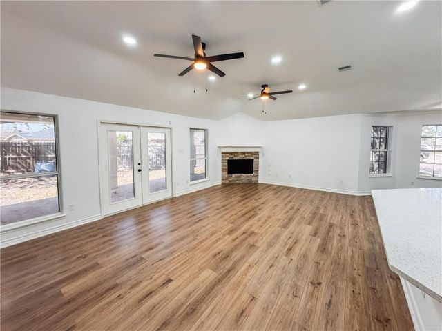 1211 Meadowbrook Dr, Portland, TX 78374