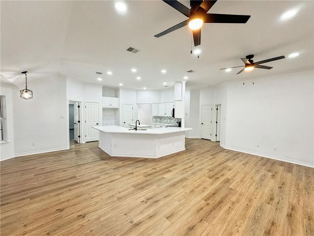 1211 Meadowbrook Dr, Portland, TX 78374