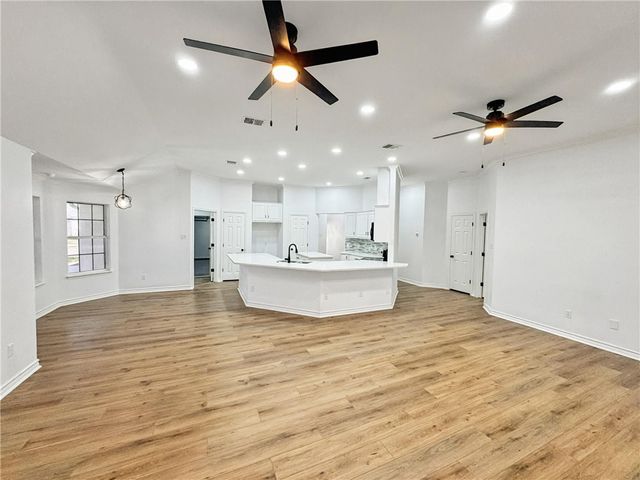 1211 Meadowbrook Dr, Portland, TX 78374