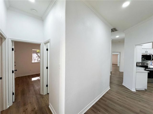 1211 Meadowbrook Dr, Portland, TX 78374