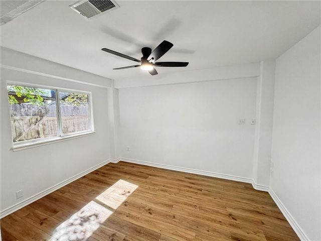 1211 Meadowbrook Dr, Portland, TX 78374