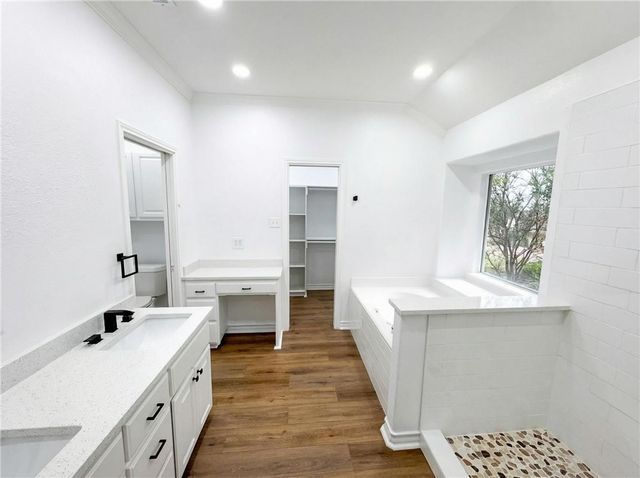 1211 Meadowbrook Dr, Portland, TX 78374