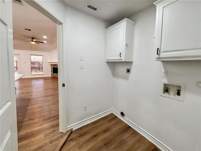 1211 Meadowbrook Dr, Portland, TX 78374