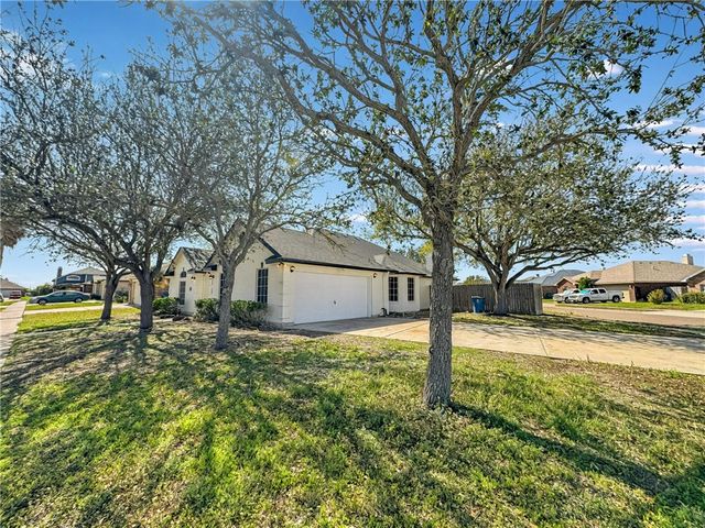 1211 Meadowbrook Dr, Portland, TX 78374