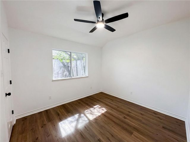 1211 Meadowbrook Dr, Portland, TX 78374