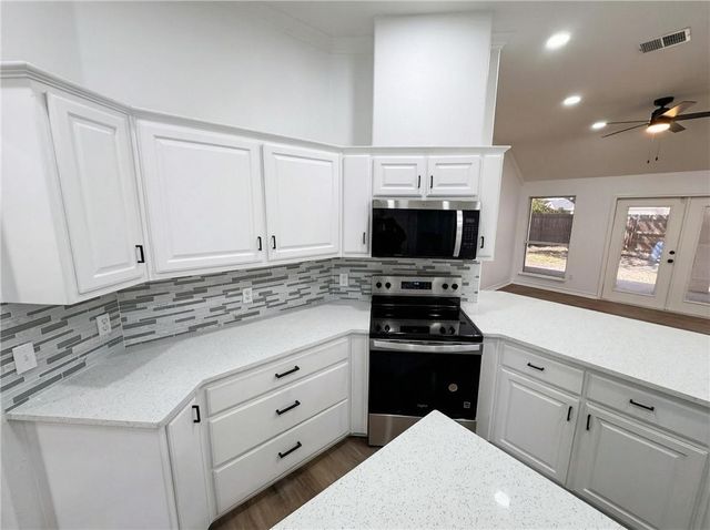 1211 Meadowbrook Dr, Portland, TX 78374