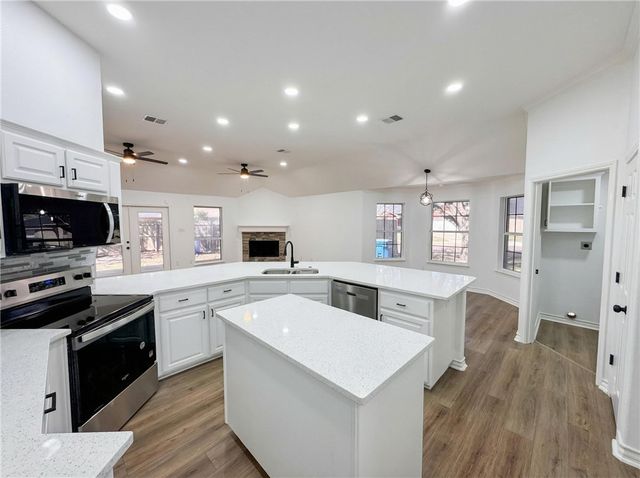 1211 Meadowbrook Dr, Portland, TX 78374