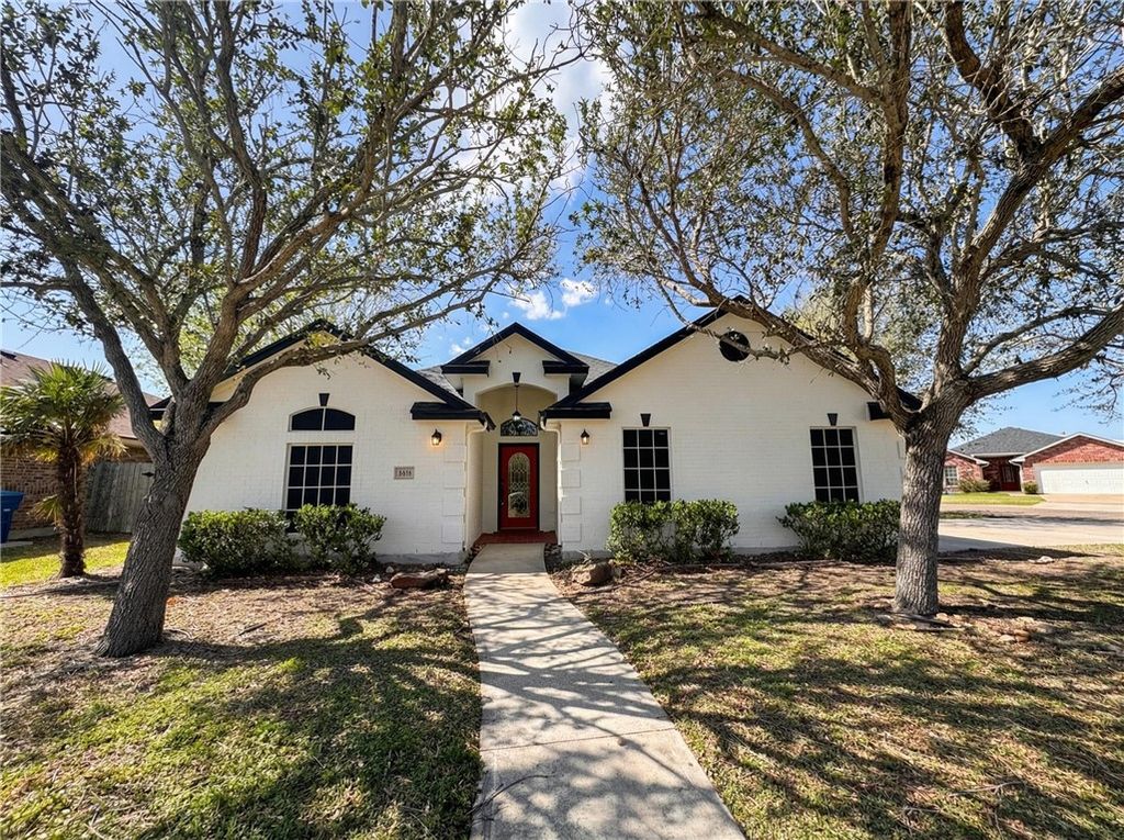 1211 Meadowbrook Dr, Portland, TX 78374