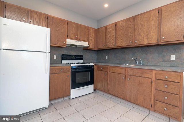 136 S KING ST, Gloucester City, NJ 08030