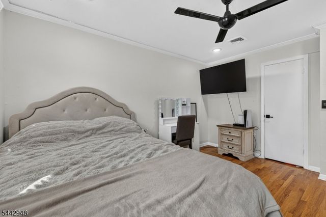 2 Country Club Ct, Livingston Twp., NJ 07039