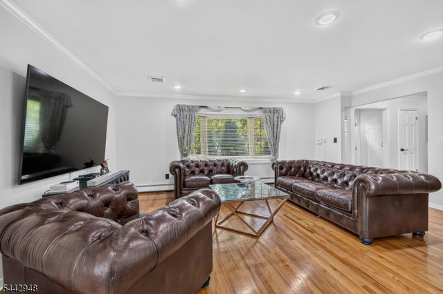 2 Country Club Ct, Livingston Twp., NJ 07039