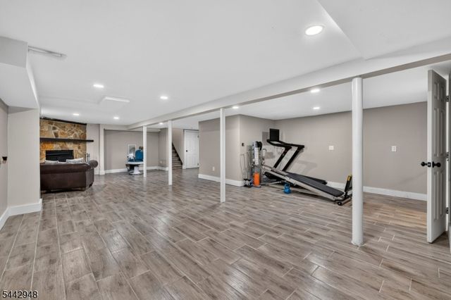 2 Country Club Ct, Livingston Twp., NJ 07039