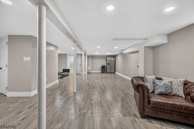 2 Country Club Ct, Livingston Twp., NJ 07039