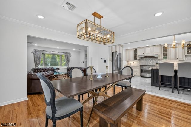 2 Country Club Ct, Livingston Twp., NJ 07039