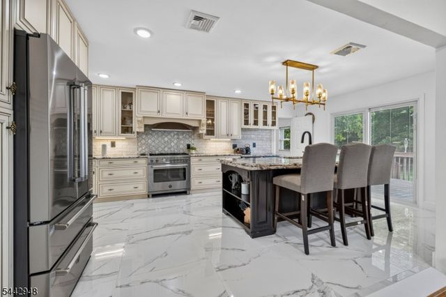 2 Country Club Ct, Livingston Twp., NJ 07039