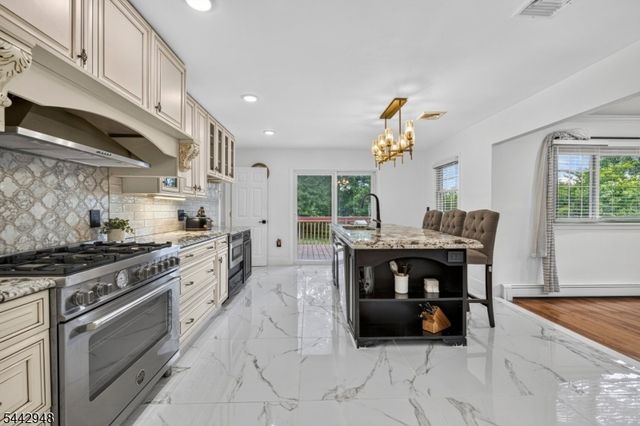 2 Country Club Ct, Livingston Twp., NJ 07039