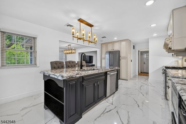 2 Country Club Ct, Livingston Twp., NJ 07039