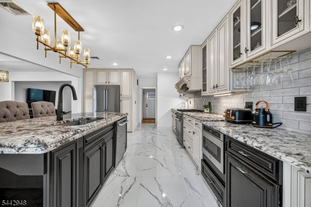 2 Country Club Ct, Livingston Twp., NJ 07039