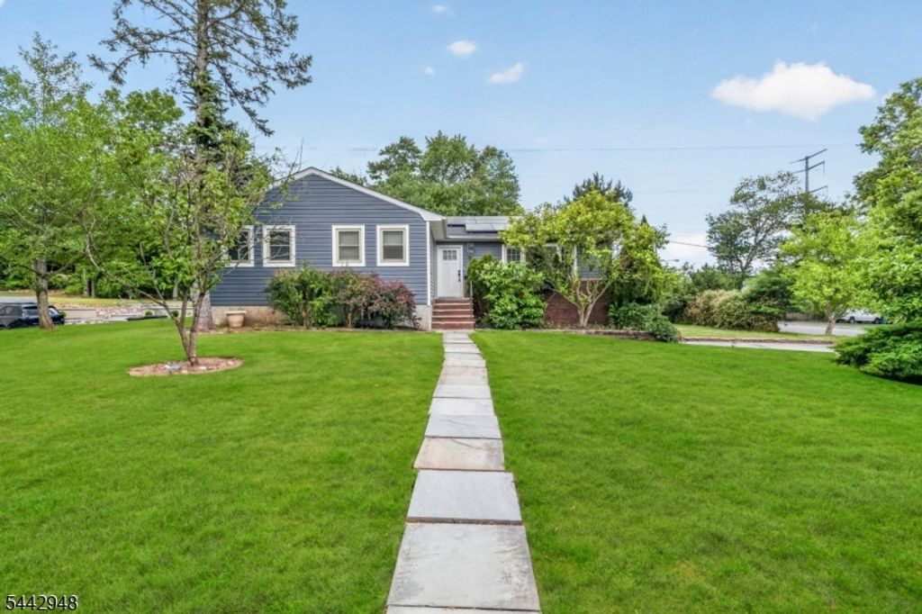 2 Country Club Ct, Livingston Twp., NJ 07039