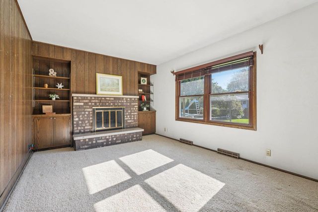 15025 W Mark DRIVE, New Berlin, WI 53151