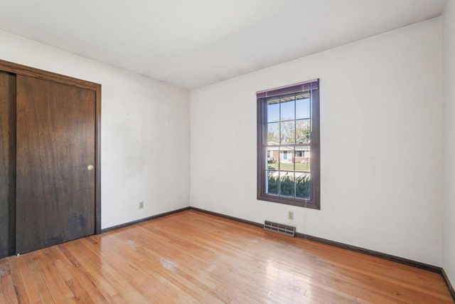 15025 W Mark DRIVE, New Berlin, WI 53151