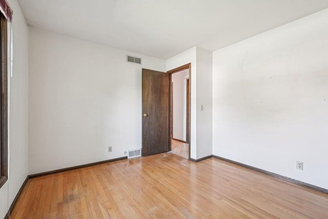 15025 W Mark DRIVE, New Berlin, WI 53151