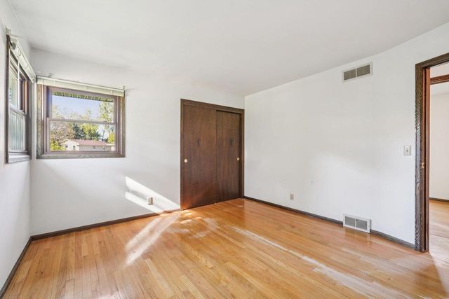 15025 W Mark DRIVE, New Berlin, WI 53151