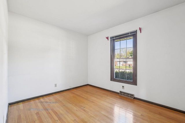 15025 W Mark DRIVE, New Berlin, WI 53151