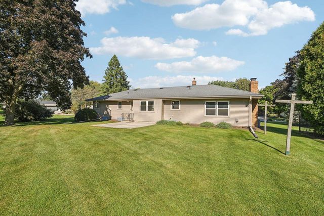 15025 W Mark DRIVE, New Berlin, WI 53151