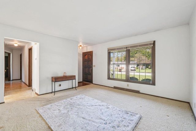 15025 W Mark DRIVE, New Berlin, WI 53151