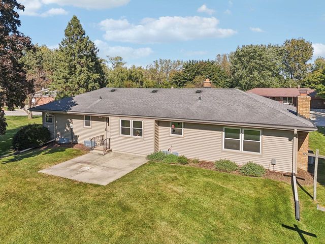 15025 W Mark DRIVE, New Berlin, WI 53151