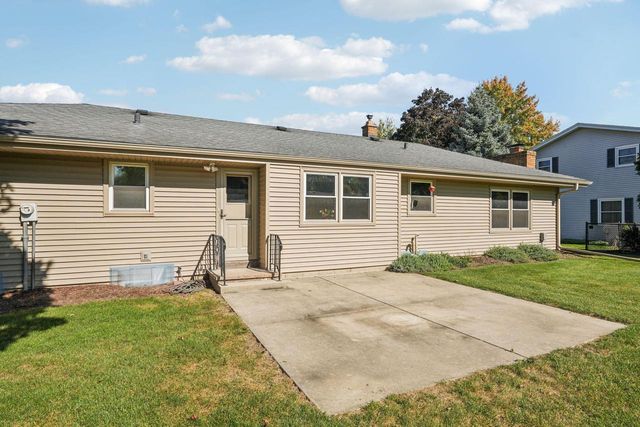 15025 W Mark DRIVE, New Berlin, WI 53151