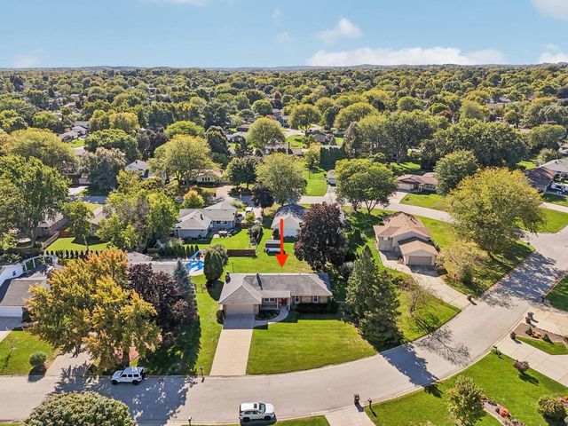 15025 W Mark DRIVE, New Berlin, WI 53151