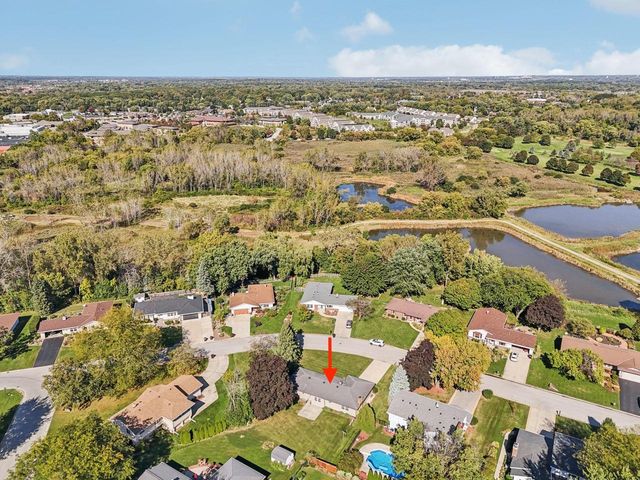 15025 W Mark DRIVE, New Berlin, WI 53151