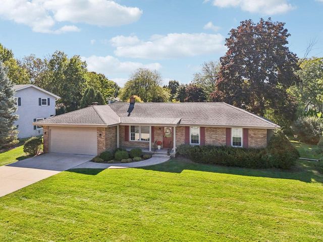 15025 W Mark DRIVE, New Berlin, WI 53151