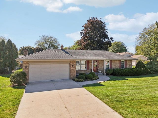 15025 W Mark DRIVE, New Berlin, WI 53151
