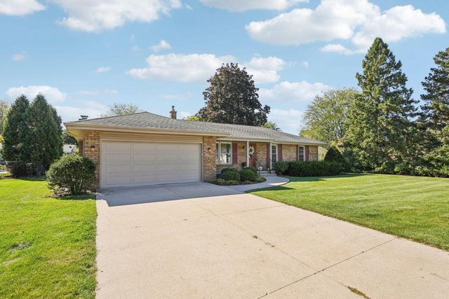 15025 W Mark DRIVE, New Berlin, WI 53151