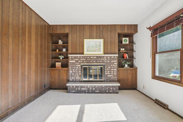 15025 W Mark DRIVE, New Berlin, WI 53151