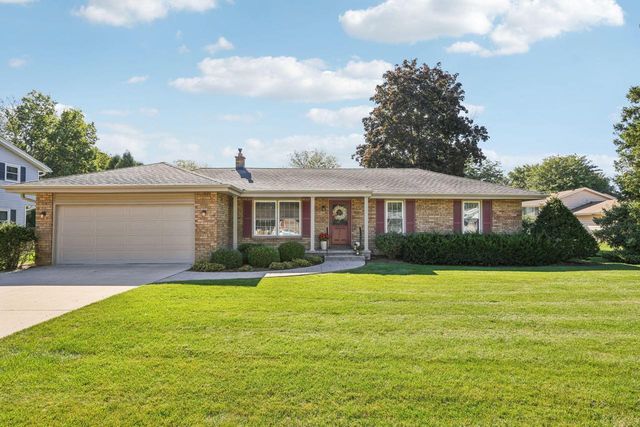 15025 W Mark DRIVE, New Berlin, WI 53151