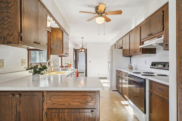 15025 W Mark DRIVE, New Berlin, WI 53151