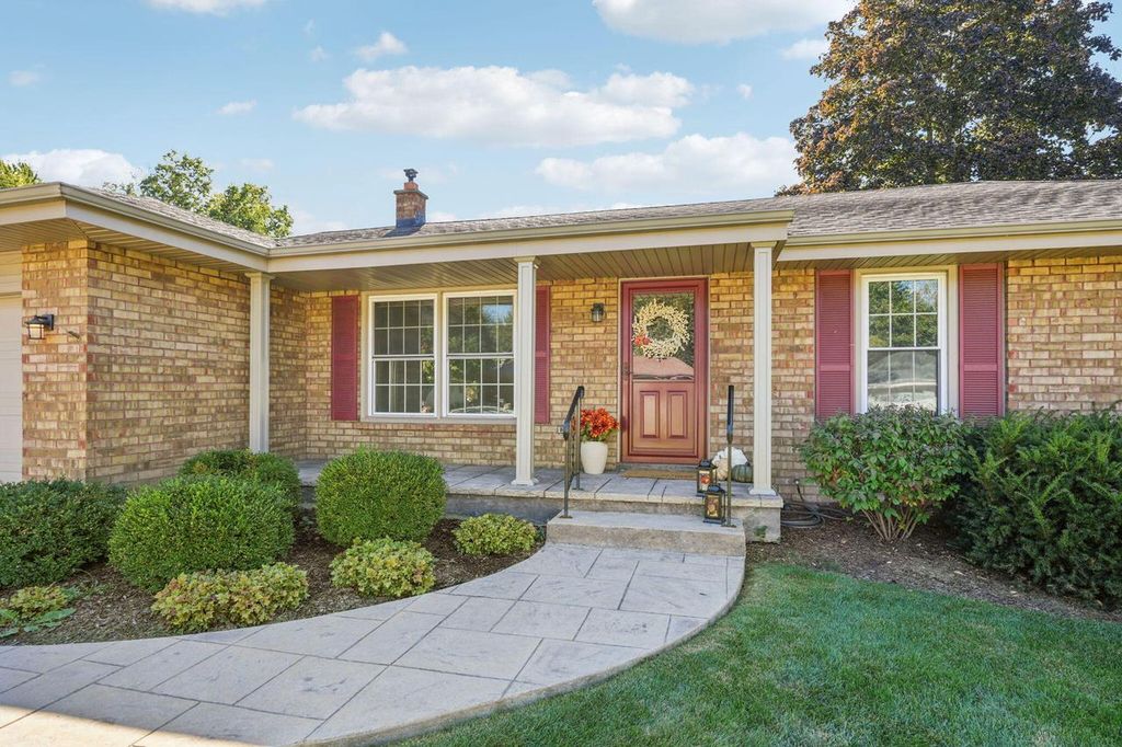 15025 W Mark DRIVE, New Berlin, WI 53151