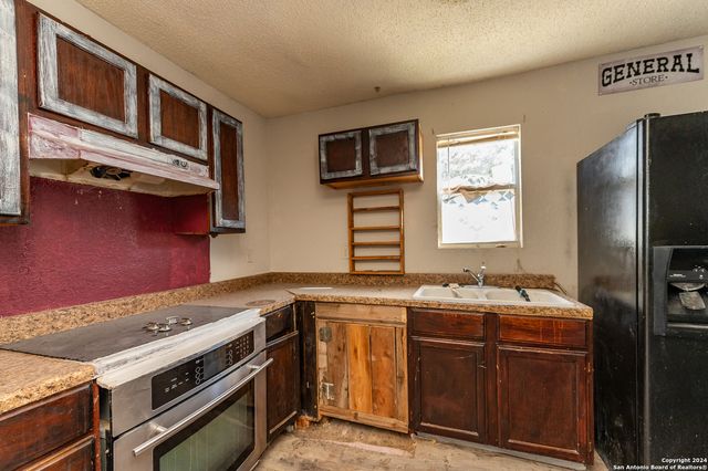 989 Oil Well Road, Pipe Creek, TX 78063