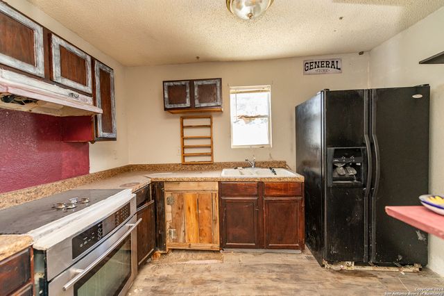 989 Oil Well Road, Pipe Creek, TX 78063